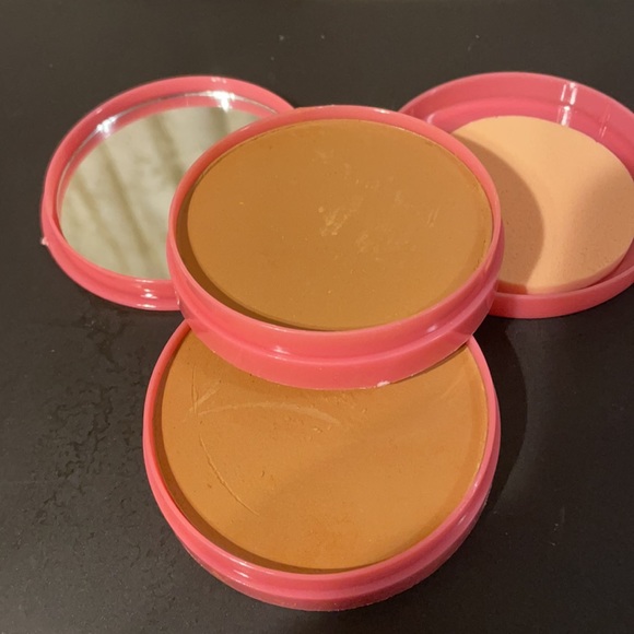 Fashion Fair Perfect Finish press powder - Picture 2 of 11